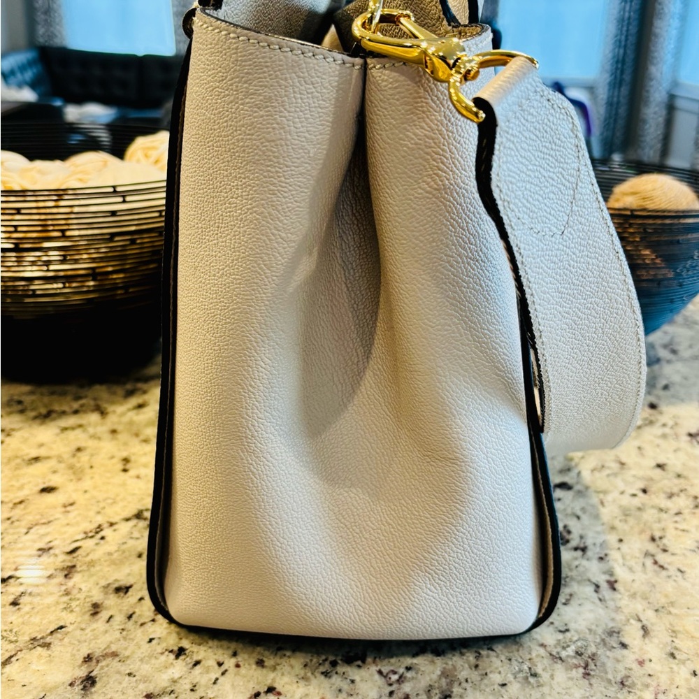 Burberry Soft Grain Calfskin Medium Buckle Tote Purse Limestone 4029030 - Picture 5 of 12